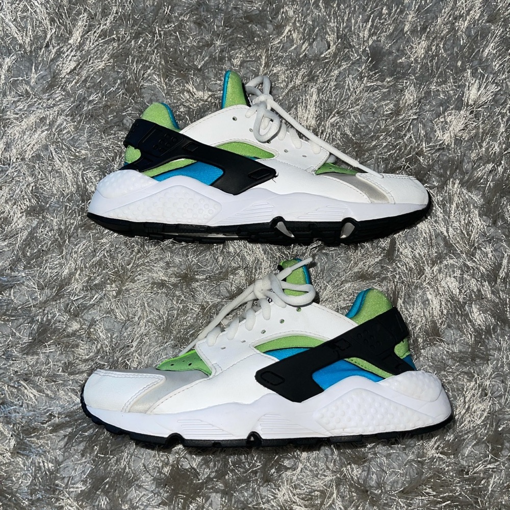 Nike huaraches in Women’s 7; Men’s/boys 5.5. White, blue, and green colorway.